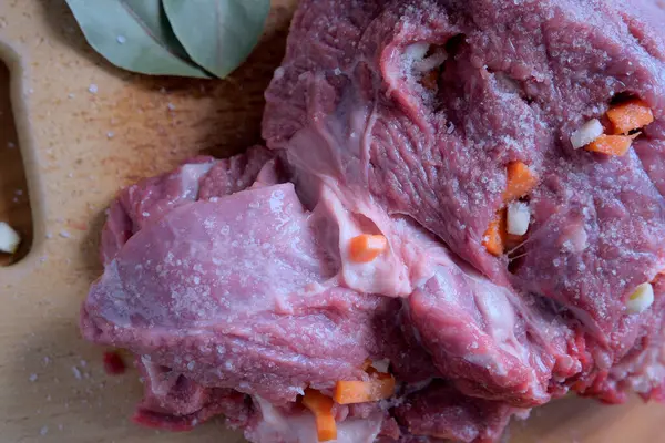 Taze et baharatlandırılır ve doğranmış sebzelerle pişirilmek üzere hazırlanır..