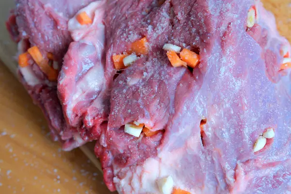 Taze kesilmiş et, canlı sebzeler ve yemek pişirmeye hazır baharatlar sergiler..