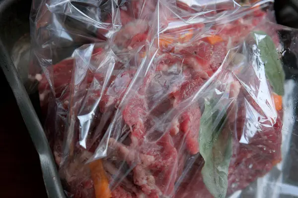 Baharatlı sığır eti poşette, ızgaraya hazır..