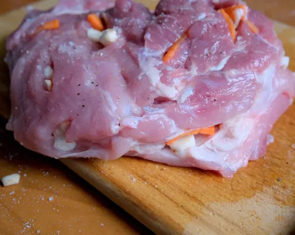 Tahtada canlı otlar ve baharatlarla marine edilmiş domuz eti hazırlıyorum..