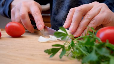 Domatesleri ve soğanları ustalıkla dilimleyip lezzetli bir hazırlık yapıyorlar..