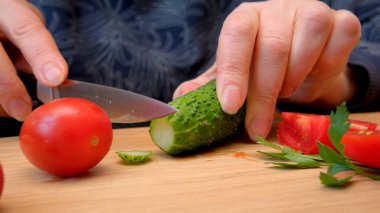 Salatalıkları ve domatesleri dilimleyip canlı bir salatayı lezzetlerle harmanlamak..