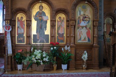 Renkli çiçekler ve ikonlar kilisenin içinde huzurlu bir atmosfer yaratıyor..