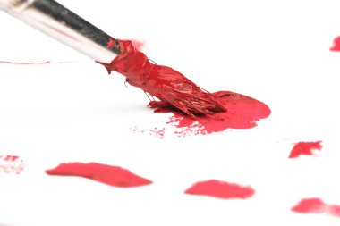 Kırmızı bir fırça beyaz tuval üzerinde süzülür, yaratıcılığın dokunuşlarını bırakır..