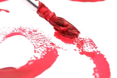Yüzeyi okşayan bir fırça gibi kalın kırmızı boya beyaz bir tuvale sıçrar..
