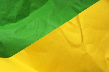 Yeşil ve sarı desenli kumaş sanatsal renk karışımı gösterir.