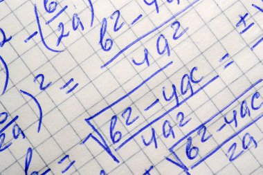 Grafik kağıdında çeşitli matematik problemlerini gösteren ayrıntılı hesaplamalar.