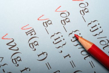 Kırmızı kalemle vurgulanan denklemler netliği ve odaklanmayı arttırır.