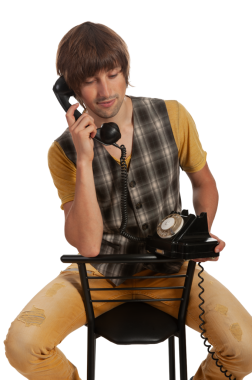 Genç bir adam, geçmişi ve şimdiyi birbirine bağlayan düşünceli bir anın tadını çıkarır..