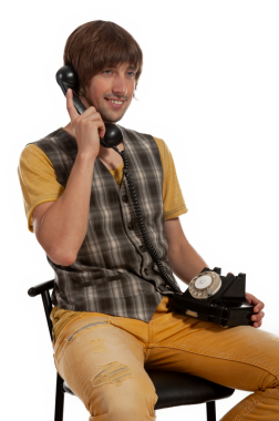 Neşeli genç bir adam döner telefondan sohbet eder. Parlak renkler ve ekoseli kıyafetler giyer..