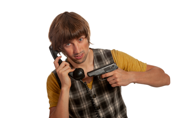 Ekose yelekli genç bir adam, elinde ateşli bir silahla telefonda acil bir şekilde konuşuyor..