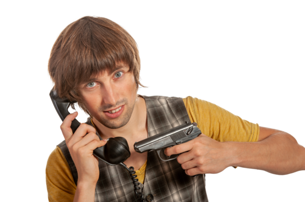 Genç bir adam elinde telefon tutarken oyuncak silah sallıyor..