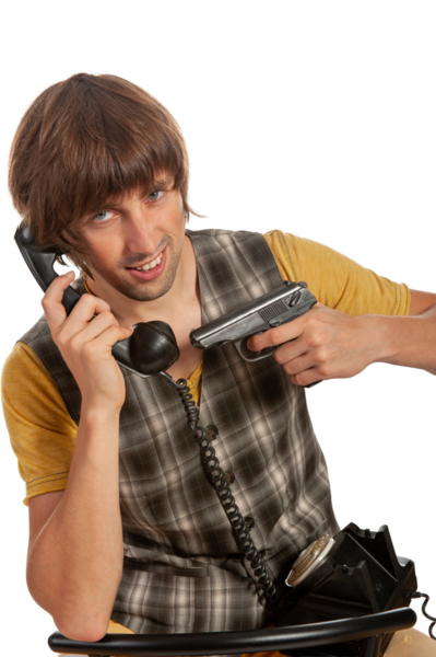 Bir adam, bir telefon görüşmesini yaratıcı bir şekilde dengeler. Elinde oyuncak bir silah, günlük kıyafetler giyer..