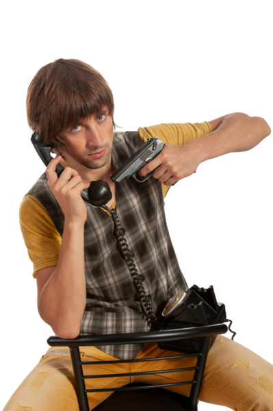 Genç bir adam bir elinde telefon, diğer elinde silah tutuyor..