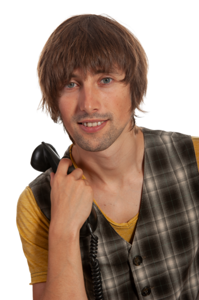 Şık saçlı genç adam, neşeli poz verirken elinde telefon tutmaktan hoşlanıyor..