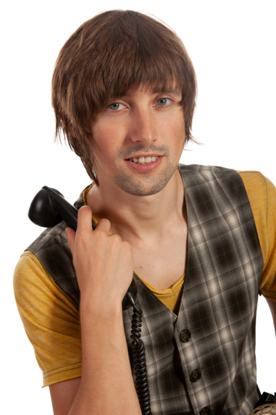 Genç bir adam elinde antika bir telefon tutarken gülümsüyor, şık bir kıyafet sergiliyor..