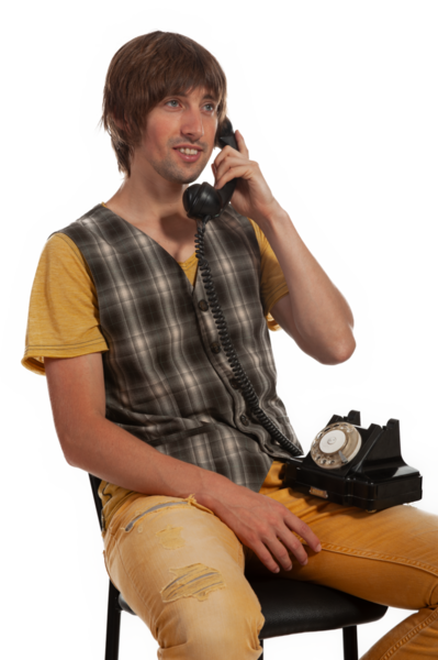 Genç bir adam, rahat bir şekilde oturduğu döner telefondan nostaljik bir sohbetten hoşlanır..