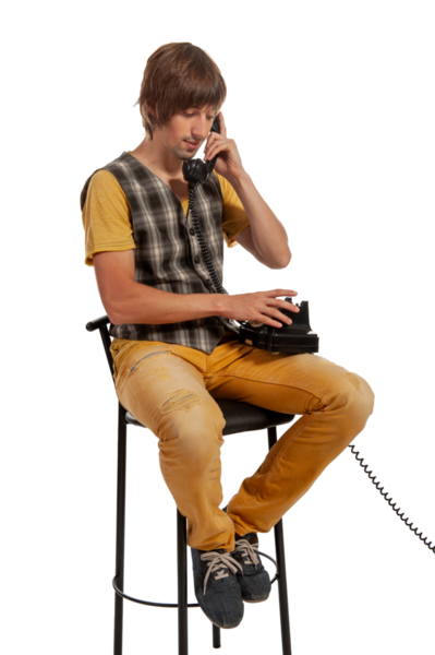 Genç bir adam tipik bir telefonla konuşuyor, taburede oturuyor..