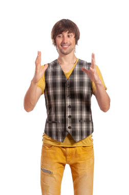 Ekoseli yelek ve sarı gömlek giyen enerjik bir insan, canlı bir anı paylaşıyor..