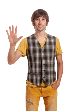 Genç adam gülümserken ekose bir yelek ve parlak sarı bir gömlek giyerek el sallıyor..