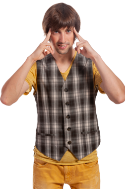 Genç bir adam farkındalık tekniklerini kullanarak odaklanma ve rahatlama pratiği yapar..