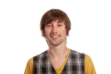 Genç adam neşeli kıyafetler giyerken neşeli bir gülümsemeyle neşe ifade eder..