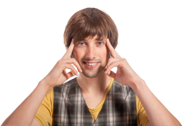 Adam farkındalık egzersizi yapıyor, poz verirken sıcak bir gülümsemeyle odaklanıyor..