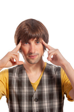 Bir adam seyirciyi zihinsel bir hareketle meşgul eder, konsantrasyon ve yetenek gösterir..