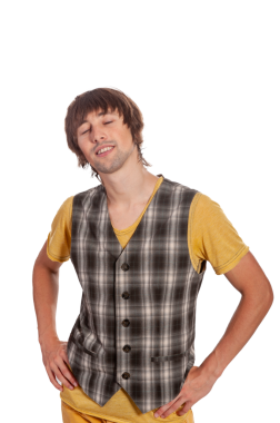 Moda yeleği giyen genç adam neşeli bir poz verirken kendinden emin bir şekilde gülümsüyor..