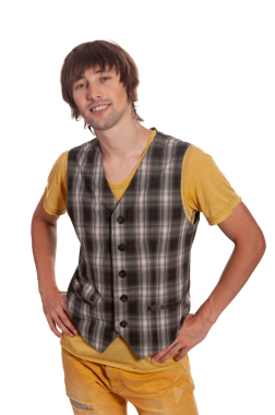 Şık bir genç adam gülümseyerek sıradan bir gömleğin üzerinde ekose bir yelek sergiliyor..