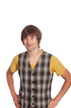 Ekose yelek ve sarı gömlek giyen genç bir adam poz verirken kendine güvenir..