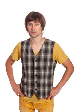 Genç bir adam kendine güvenerek duruyor, sarı bir gömleğin üzerinde şık bir ekose yelek sunuyor..