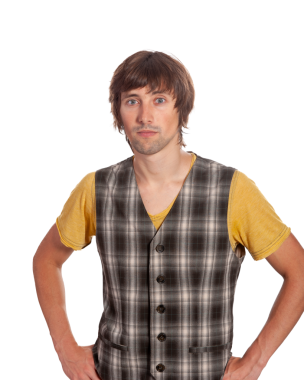 Elleri kalçasında duran bir adam, ekose bir yelek giymiş rahat bir tavır sergiliyor..