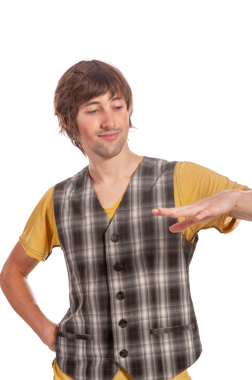 Genç bir adam eşsiz tarzını ve neşeli ruhunu canlı bir jestle sergiliyor..