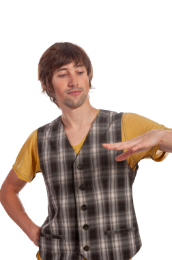 Tüylü saçlı genç adam kendine güvenen bir duruş sergiliyor..