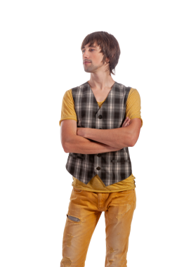 Şık bir genç adam kendine güvenerek ekose bir yelek ve parlak sarı bir gömlek giyer..