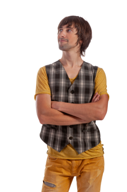 Genç bir adam, sarı bir gömleğin üzerine ekose bir yelek giymiş, kendine güvenen bir şekilde poz veriyor..