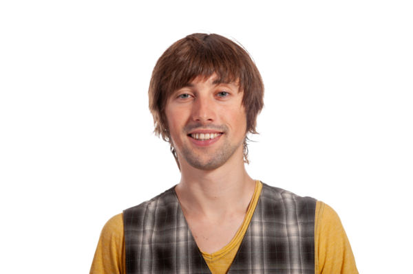 Genç adam neşeli kıyafetler giyerken neşeli bir gülümsemeyle neşe ifade eder..