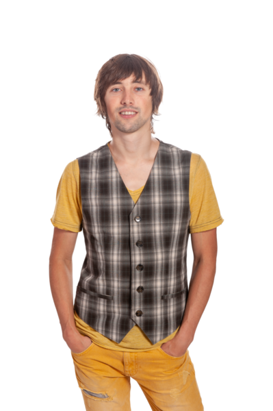 Genç bir adam ekose yelek ve sarı gömlekli şık bir kıyafet sunar..