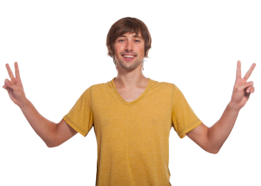 Sarı tişörtlü neşeli bir genç iki eliyle barış işareti sergiliyor..