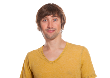 Kısa saçlı neşeli bir genç adam neşeli bir poz verir, mutluluk ve dostluk saçar..