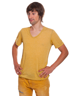 Bir adam elleri kalçasında, açık sarı bir gömlek ve kot pantolon giyiyor..