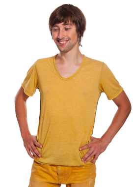 Genç adam, elleri kalçasında gülümsüyor, canlı sarı bir kıyafet sergiliyor..