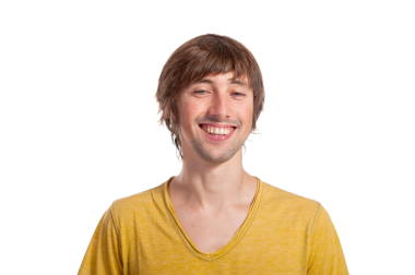 Sıcak bir gülümsemesi ve açık renk saçları olan neşeli genç bir adam atmosferi aydınlatır..