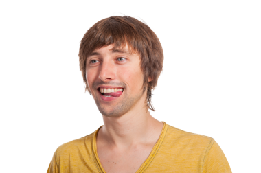 Genç bir adam neşeli ruhunu parlak bir gülümseme ve canlı bir tavırla sergiliyor..