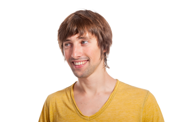 Neşeli genç adam mutlulukla ışıldıyor, günlük sarı bir gömlek giyiyor, pozitifliği somutlaştırıyor..