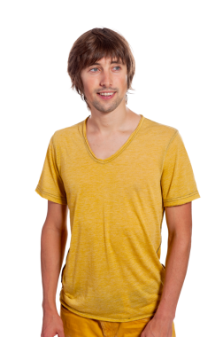 Neşeli genç bir adam dimdik ayakta, parlak sarı bir gömlek giyip, sıcaklık saçıyor..