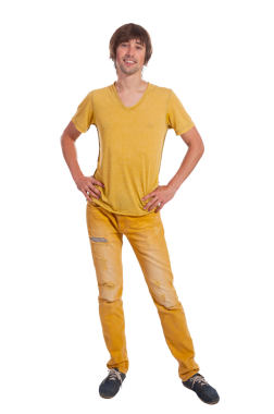 Neşeli genç bir adam elleri kalçasında, parlak sarı bir elbise giyiyor..