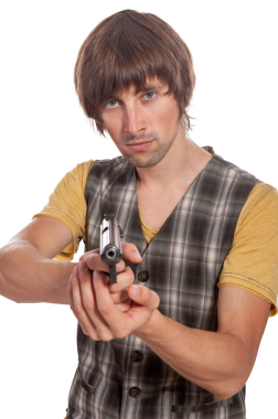 Odaklanmış bir birey, yoğun duygu ve ciddiyet gösteren bir tabancayı doğrultuyor..