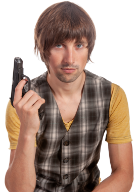 Genç bir adam, parlak ışıklandırılmış bir stüdyoda kendine güvenen bir şekilde poz veriyor..